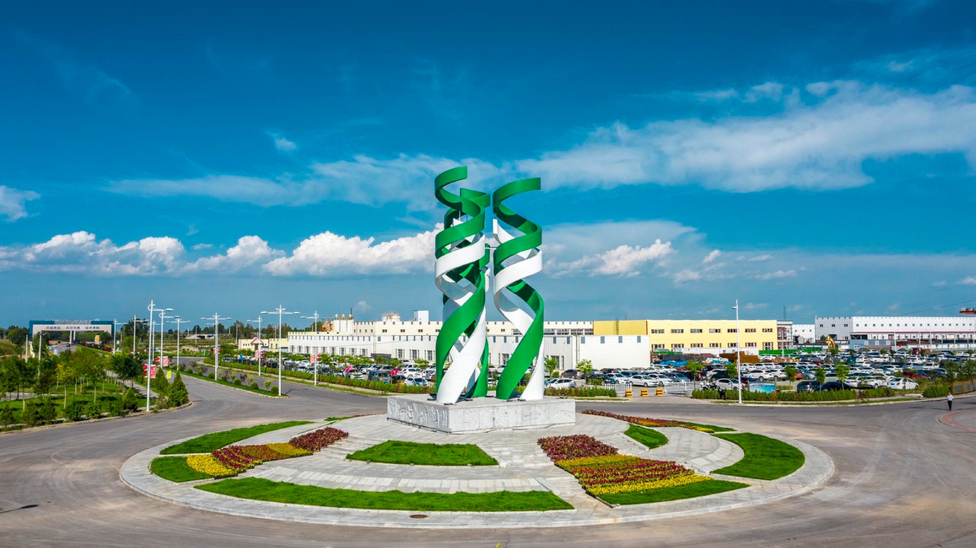 1609803994773979.jpeg 矿区中心雕塑.jpg