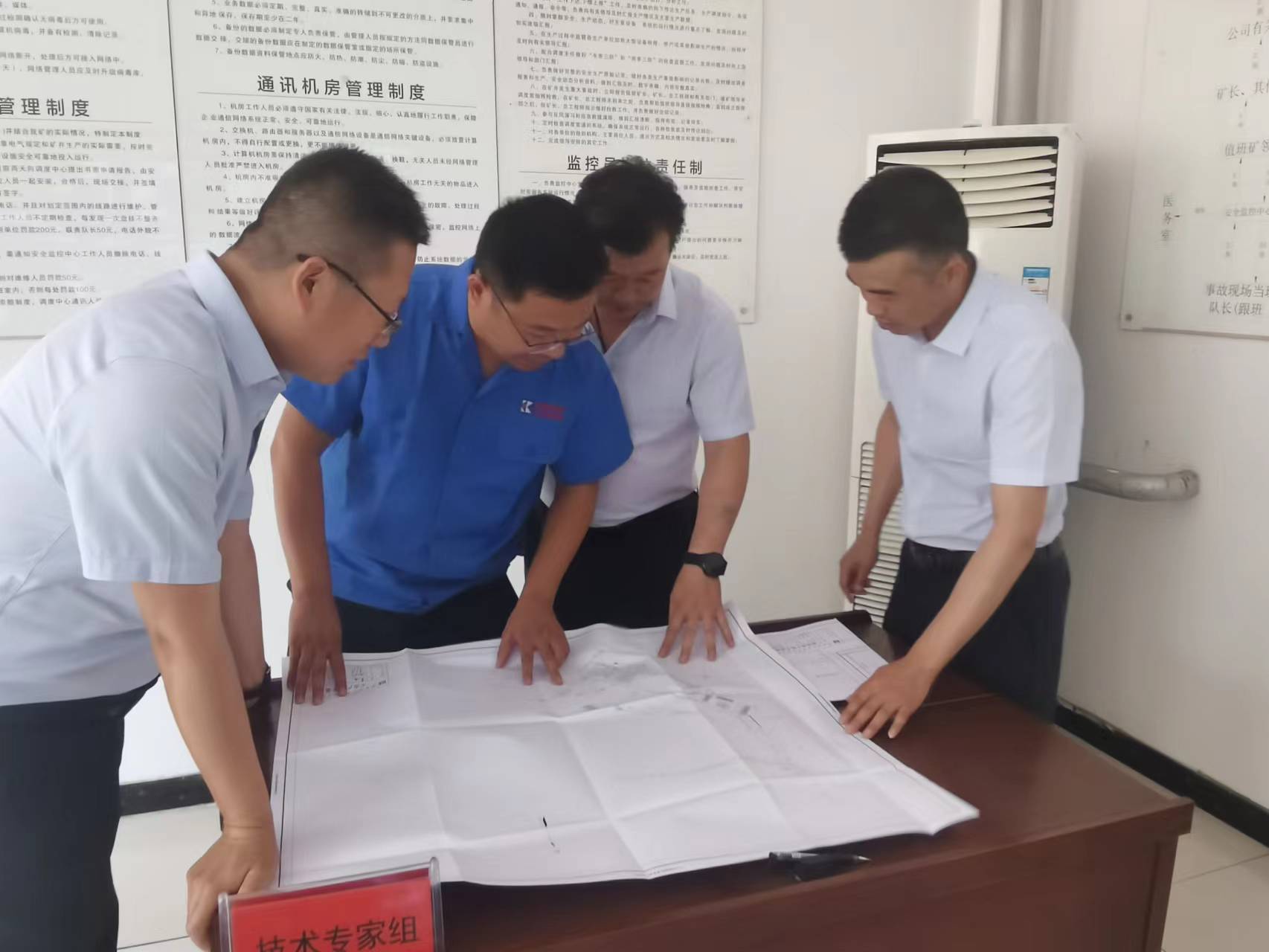 技术组成员研究救灾方案  南渭平 摄.jpg