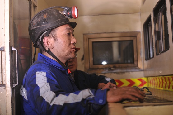 聚精会神观察采煤机运行情况 刘强摄.jpg