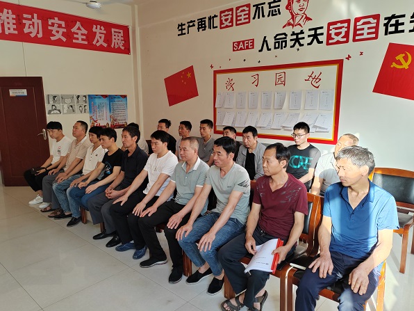 班前会安全确认  刘小龙摄.jpg