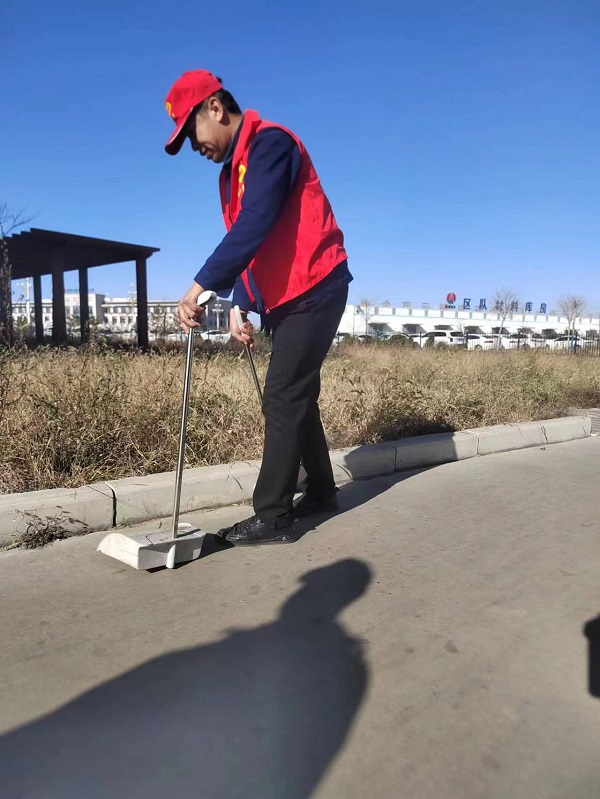 志愿者打扫矿区卫生.jpg