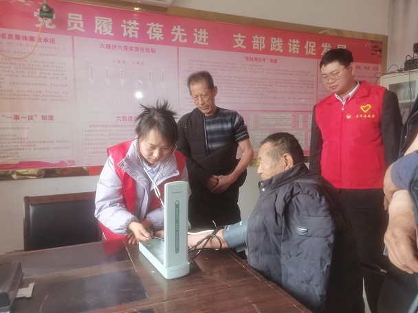 志愿者为养老院老同志测量体温.jpg