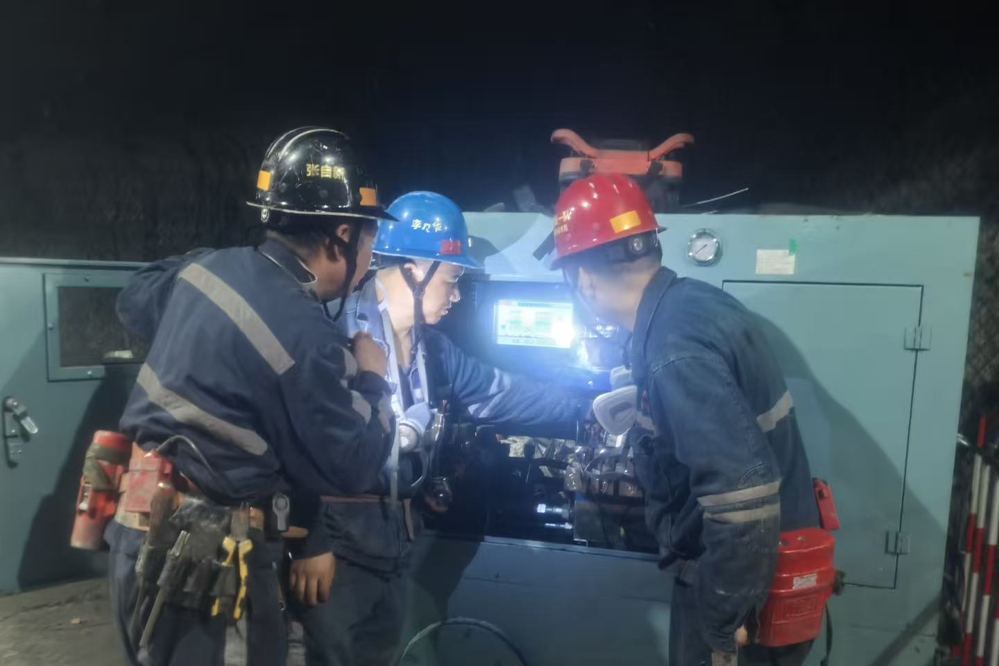 机电技术员向班组长及职工传授电工知识.jpg