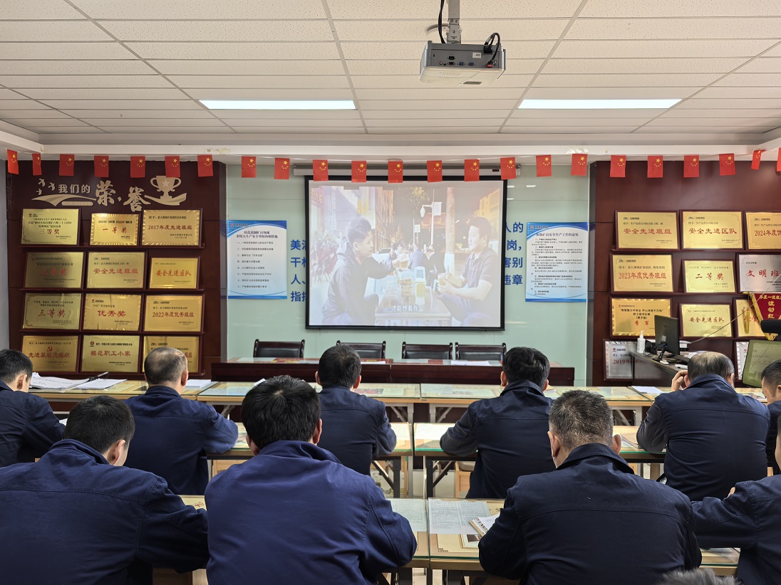 图三：观看警示教育片 .jpg